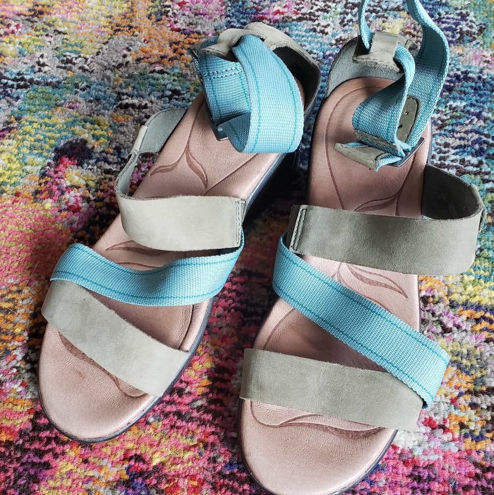 Keen like new leather upper wedge